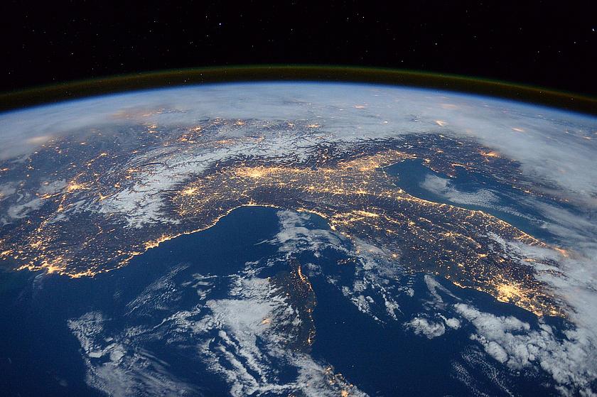 Satellitenbild von einem Teil der Erde bei Nacht.
