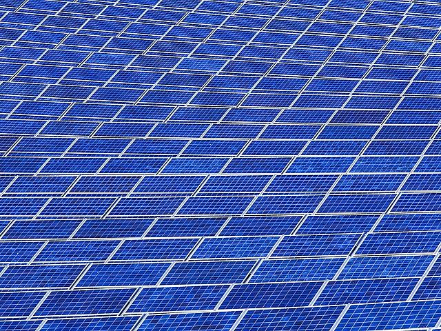 Der im Kraftwerksmaßstab erzeugte Solarstrom unterbietet hierzulande inzwischen die Erzeugungskosten von Strom aus neuen fossil befeuerten Kraftwerken. (Foto: <a href="https://pixabay.com/de/solar-panel-array-macht-sonne-strom-1916121/" target="_blank">s