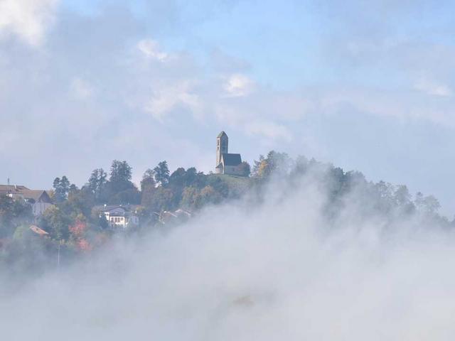 Hügel mit Kirche, Nebel