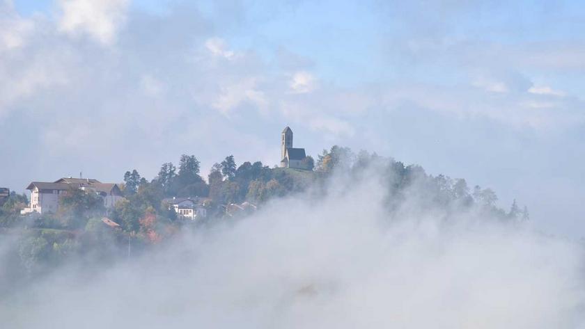 Hügel mit Kirche, Nebel