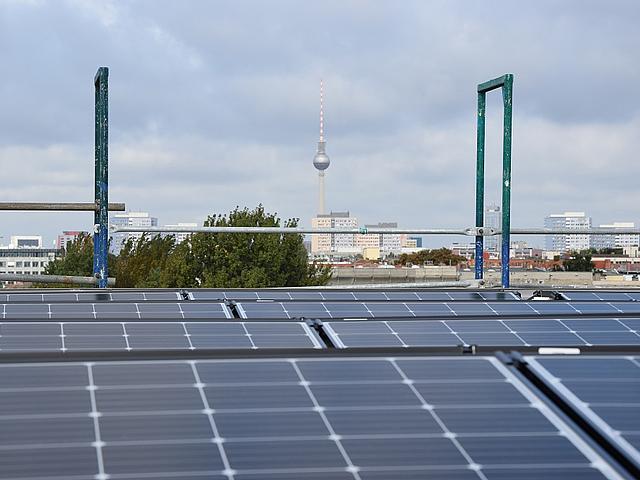 Solaranlage vor Skyline von Berlin mit Fernsehturm