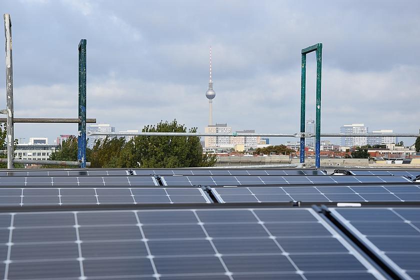 Solardach in Berlin mit Blick auf den Fernsehturm