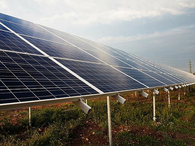 Zurzeit befindet sich der Markt für Solarenergie weltweit auf einem regelrechten Höhenflug. (Foto: <a href="https://pixabay.com/de/alternative-zelle-sauber-21761/" target="_blank">pixabay.com</a>, CC0 Public Domain)