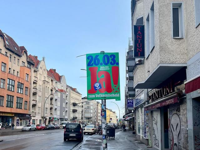 Plakat an Laterne in eine Straße mit Aufschrift Ja am 26.03.