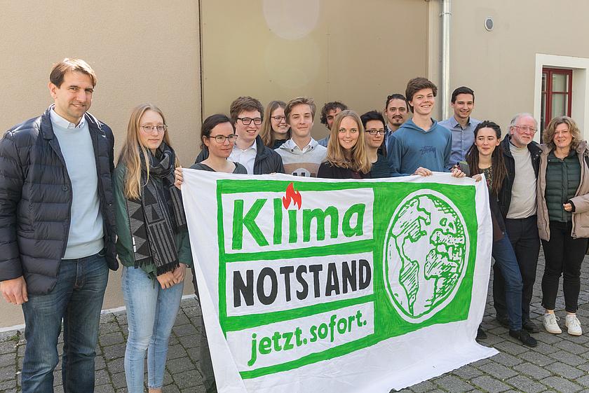 Eine Gruppe von Menschen hinter einem Banner mit der Aufschrift: Klimanotstand. jetzt. sofort.