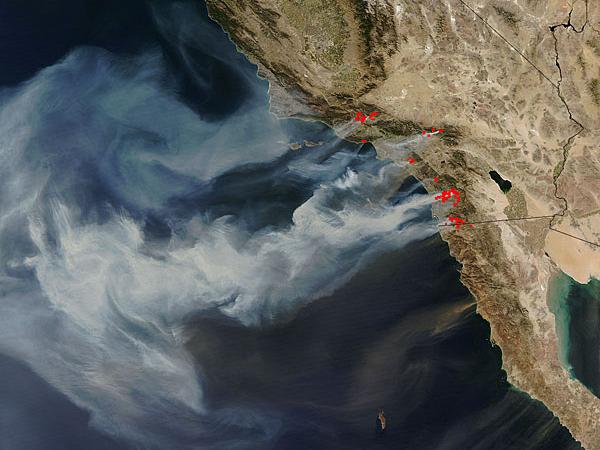 Satellitenbild Kaliforniens mit Rauchschwaden.
