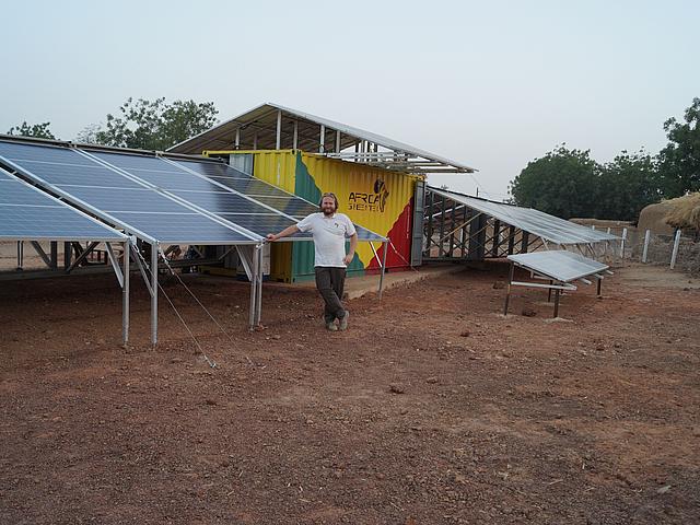 Der Solarcontainer von Africa Green Tec beinhaltet eine 37 bis 45 kWp-Photovoltaikanlage und einen Batteriespeicher von Tesvolt. (Foto. © Africa Green Tec)