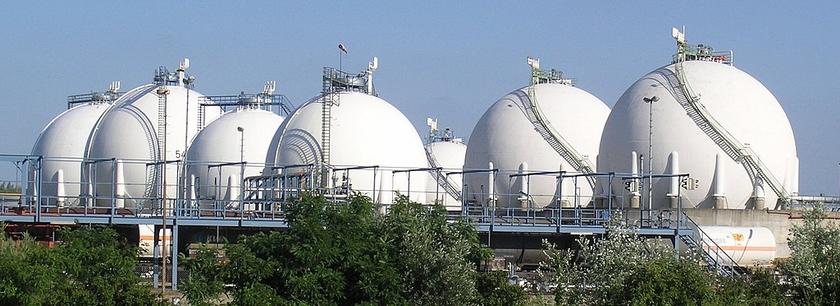 Mehrere kugelförmige Gasbehälter einer Raffinerie