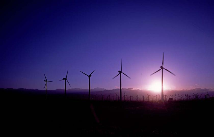 großer Windpark im Sonnenaufgang