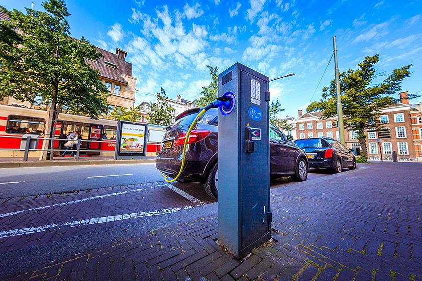 Ein Elektroauto läd im niederländischen Den Haag an einer Ladestation