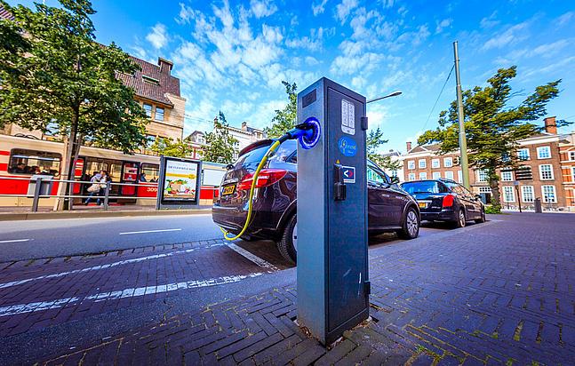 Ein Elektroauto läd im niederländischen Den Haag an einer Ladestation