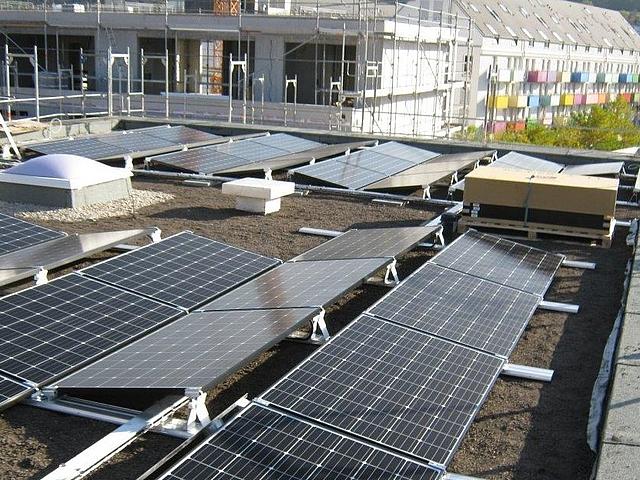 Photovoltaiklandschaft auf Tübingens Hausdächern: Bei Mieterstromprojekten erhalten die Hausbewohner einen Mix aus hausgemachtem Solarstrom und Ökostrom aus dem Netz. (Foto: NATUSTROM AG)