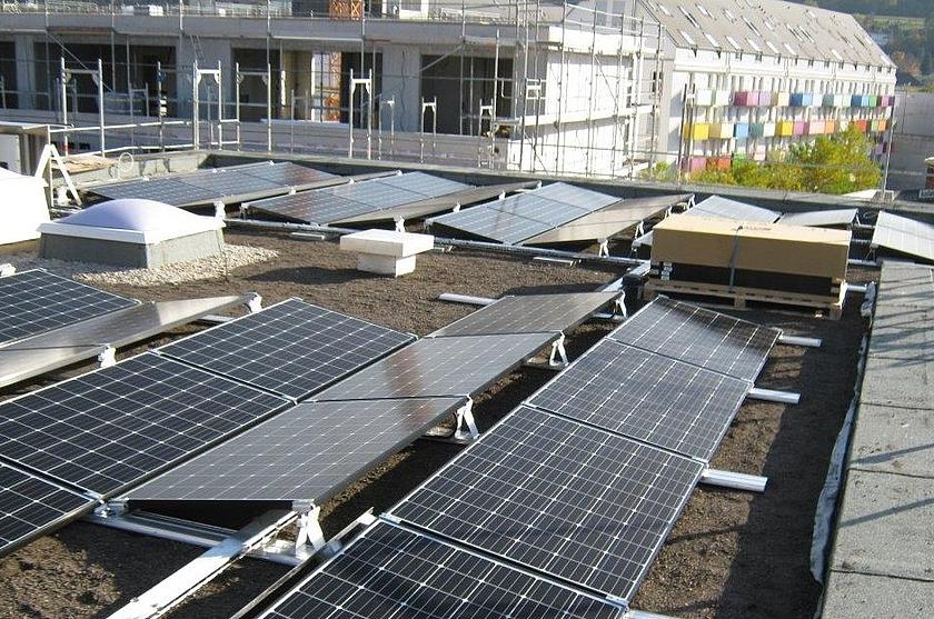 Photovoltaiklandschaft auf Tübingens Hausdächern: Bei Mieterstromprojekten erhalten die Hausbewohner einen Mix aus hausgemachtem Solarstrom und Ökostrom aus dem Netz. (Foto: NATUSTROM AG)