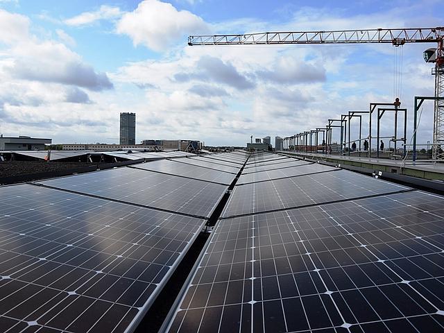 Photovoltaikanlagen auf einem Berliner Gebäudedach