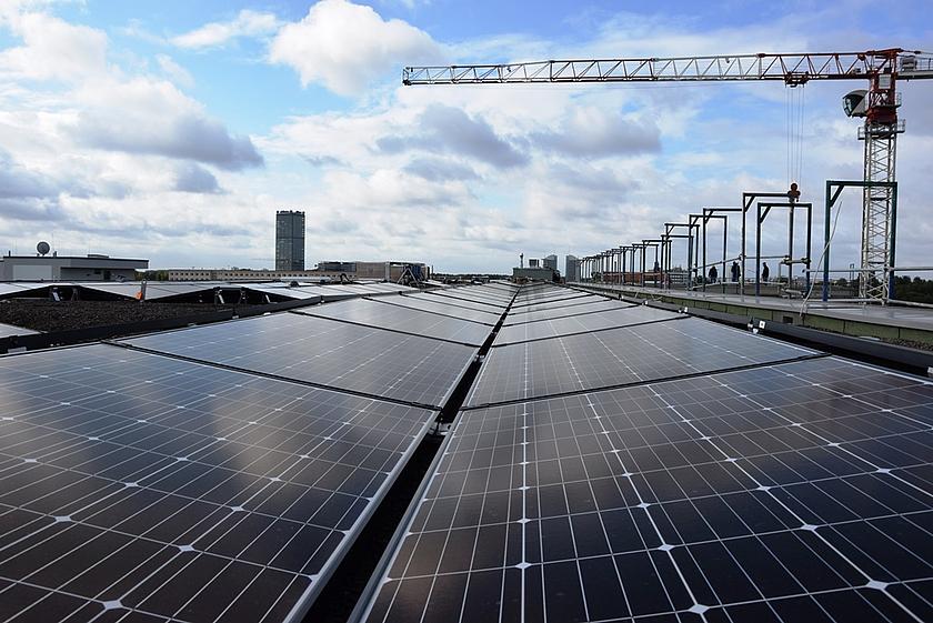Photovoltaikanlagen auf einem Berliner Gebäudedach