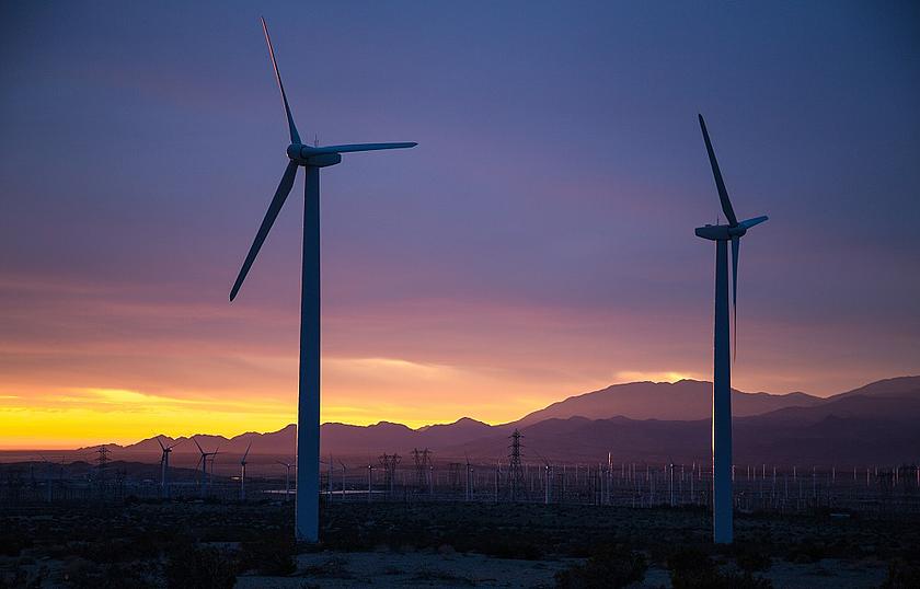 Windparks wie dieser in White Water, Palm Springs (USA), produzieren zu Spitzenzeiten mehr Strom als die Netze derzeit verarbeiten können. Technologien, um die Last aufzunehmen und sinnvoll einzusetzen gibt es derzeit bereits einige. (Foto: <a href="http