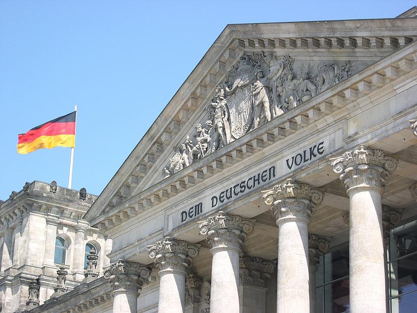 Der Eingang des Reichstags mit der Inschrift "Dem deutschen Volke".