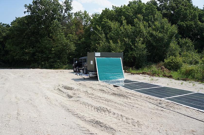 Der 50 Meter lange Solarteppich kann innerhalb von zwei Minuten aufgebaut werden und versorgt auch abgelegene Orte mit Strom aus Sonnenenergie. (Foto: © Renovagen)