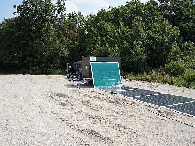 Der 50 Meter lange Solarteppich kann innerhalb von zwei Minuten aufgebaut werden und versorgt auch abgelegene Orte mit Strom aus Sonnenenergie. (Foto: © Renovagen)