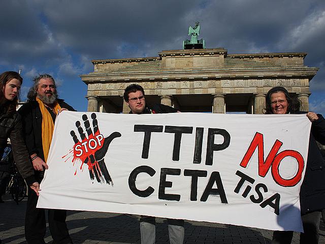 Das Freihandelsabkommen TiSa soll den Dienstleistungs-Markt liberalisieren und ist aufgrund der Diskussionen über TTIP und CETA in den Hintergrund geraten. Nun belegen Geheimpapiere, dass das Abkommen den Pariser Klimaschutzzielen widerspricht. (Foto: <a