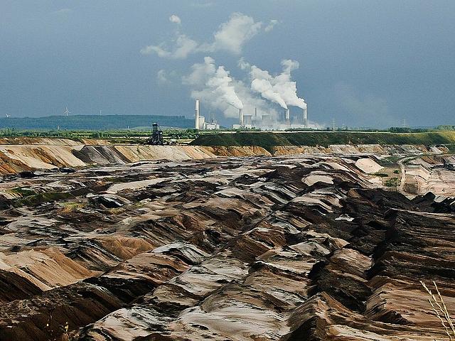 In Europa ließen sich jährlich bis zu 8.800 Menschenleben retten, wenn in den verbleibenden 257 Kohlekraftwerken die beste verfügbare Technik bei der Rauchgasreinigung installiert werden würde. (Foto: <a href="https://pixabay.com/de/braunkohle-energie