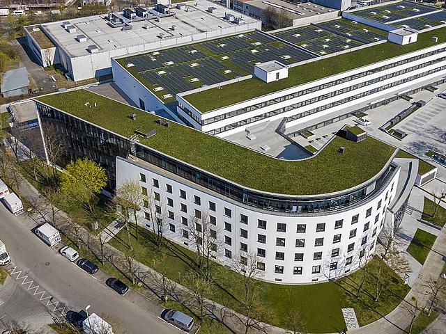 Luftaufnahme des Centro Tesoro in München mit Photovoltaik