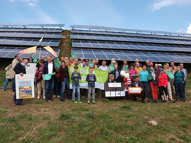Photovoltaik gemeinsam: Ein neues Leuchtturmprojekt der Energiewende in Bürgerhand, an dem sich mehr als tausend Menschen beteiligten, feiert seine Einweihung. (Bild: © Bürgerwerke)