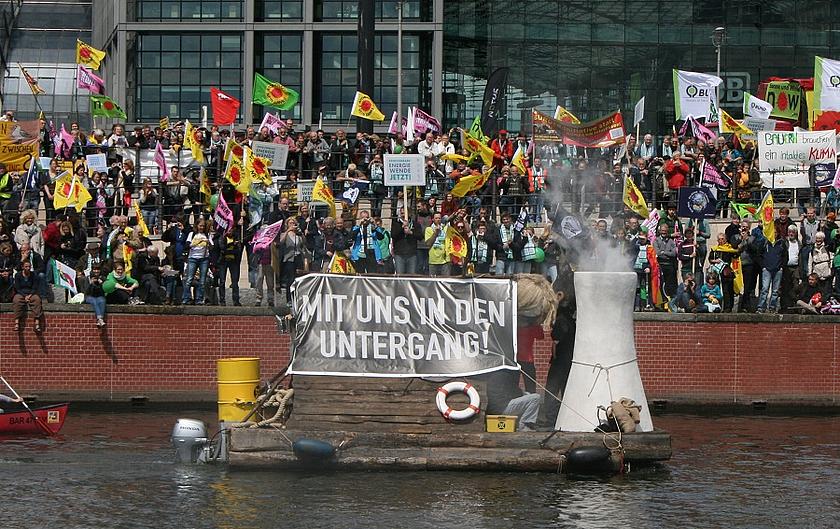 Bei einer Energiewende-Demo in Berlin im Jahr 2014 forderten über 12.000 Menschen die Energiewende nicht kentern zu lassen. Auch aktuell wünscht sich die Mehrheit der Deutschen von der Bundesregierung ein größeres Engagement in Sachen Klimaschutz. (Fo