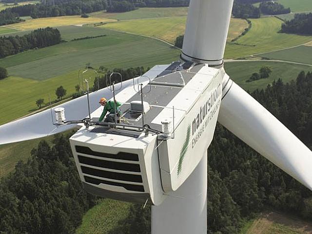 Wartung einer Windkraftanlage (Foto: © NATURSTROM AG)