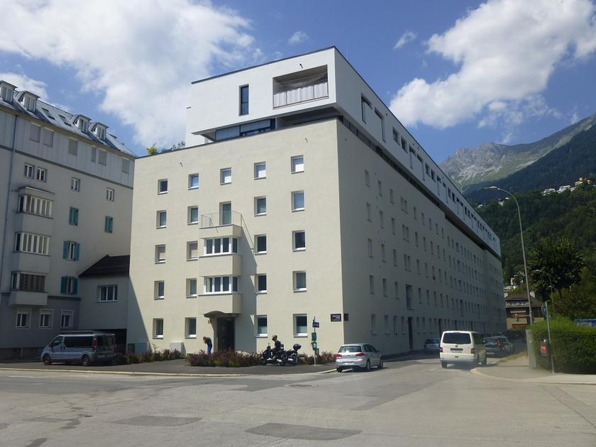 Energetisch saniertes Mehrfamilienhaus mit Aufstockung in Innsbruck mit Bergpanorama im Hintergrund