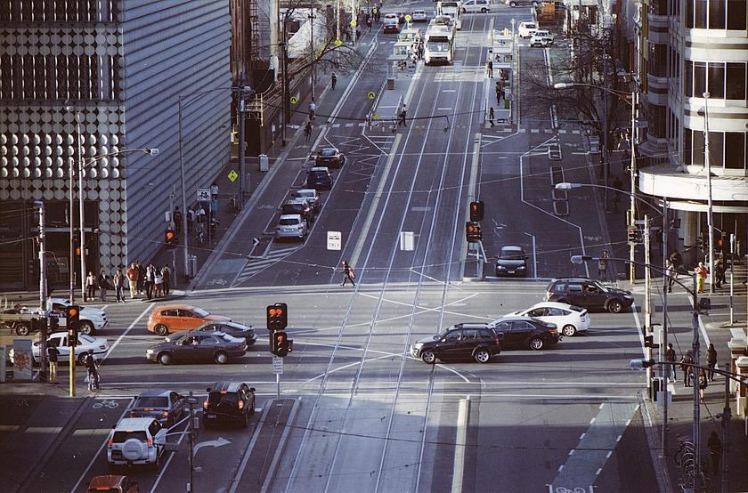 Eine Kreuzung in Melbourne. Durch fehlende Investitionen in die Verkehrsinfrastruktur ist der CO2-Ausstoß im Transportsektor zuletzt immer weiter angestiegen. (Foto: <a href="https://pixabay.com/de/kreuzung-melbourne-cbd-verkehr-2262239/" target="_blank">doctor-a / pixabay.com</a>, CC0 Creative Commons)
