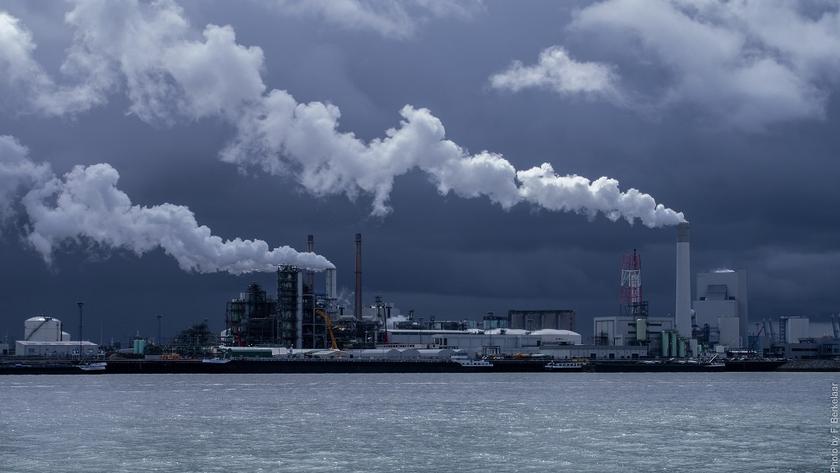 Kohlekraftwerk bei Rotterdam am Wasser