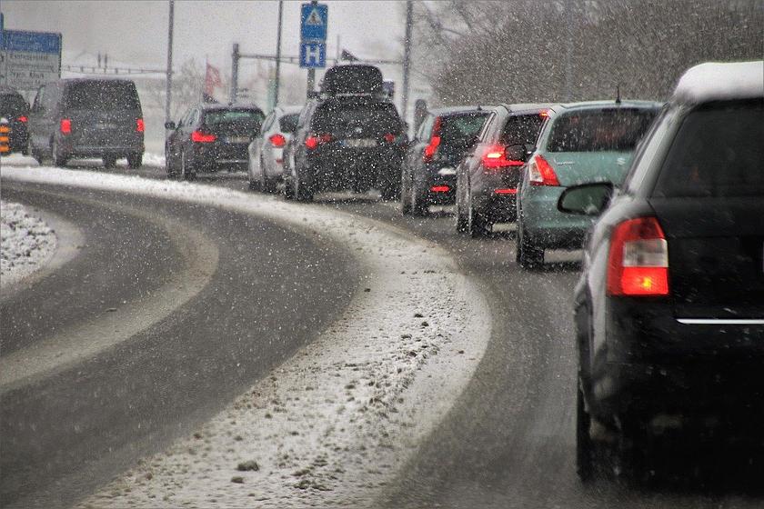 Eine Straße, schneebedeckt, voller Autos.