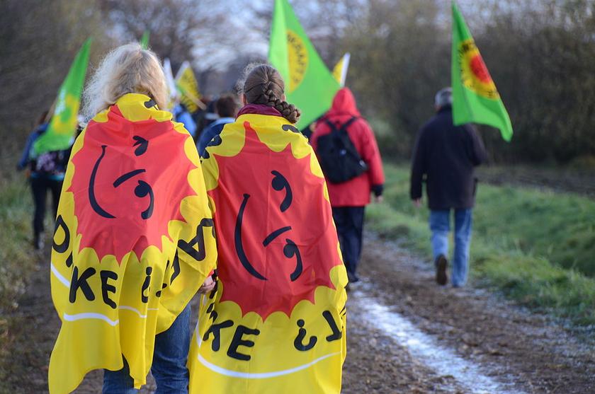 Demonstranten mit  Atomkraft-nein-danke-Fahnen
