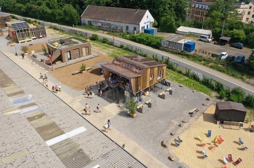Auf dem Solar Campus in Wuppertal errichtete das Team RoofKIT ein Demonstrationsobjekt in Originalgröße (Gebäude im Vordergrund). (Foto: Solar Decathlon Europe 21/22)