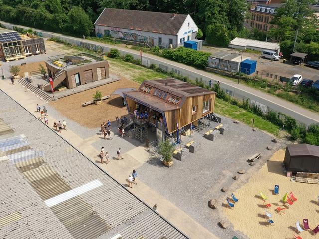 Auf dem Solar Campus in Wuppertal errichtete das Team RoofKIT ein Demonstrationsobjekt in Originalgröße (Gebäude im Vordergrund). (Foto: Solar Decathlon Europe 21/22)