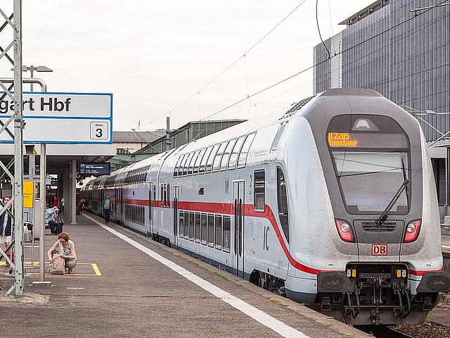 Ein Intercity Doppelstockwagen im Stuttgarter Bahnhof