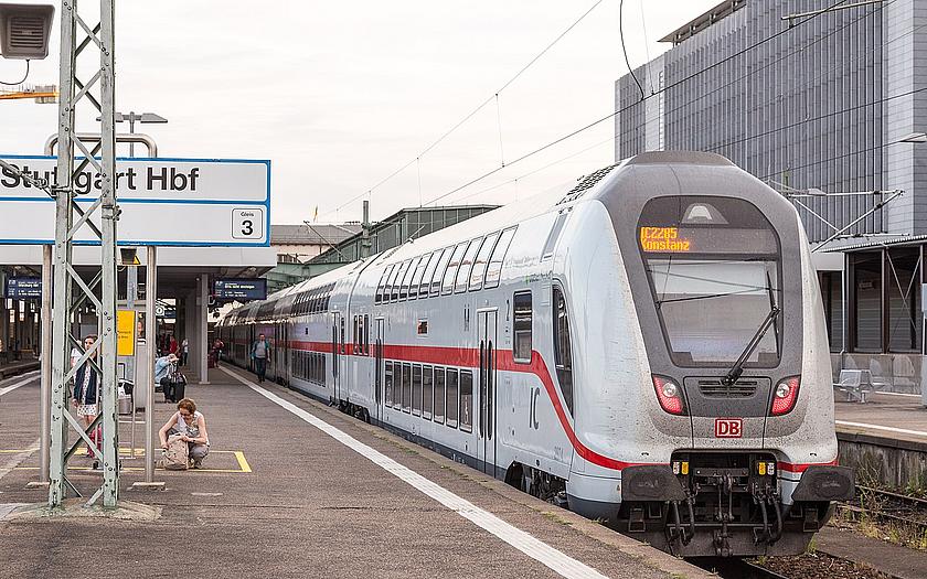 Ein Intercity Doppelstockwagen im Stuttgarter Bahnhof