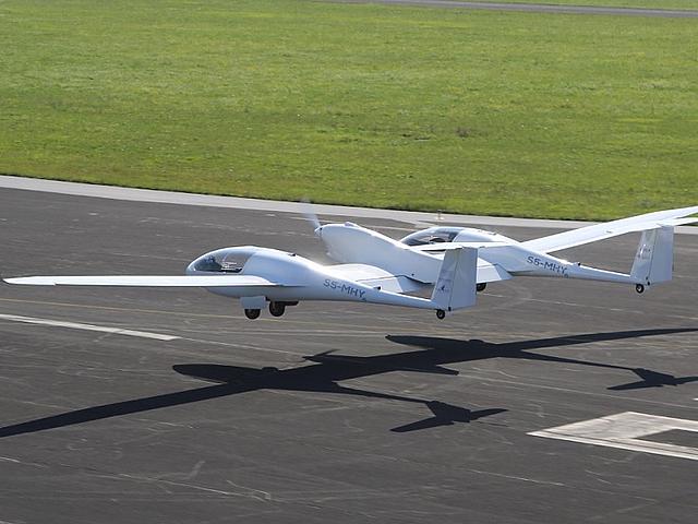 Das erste Passagierflugzeug mit einem emissionsfreien Brennstoffzellen-Antrieb hat seinen Testflug erfolgreich gemeistert. Mit einer Reichweite von bis zu 1.500 Kilometern können derartige Flugzeuge zukünftig als Lufttaxis eingesetzt werden. (Bild: DLR,