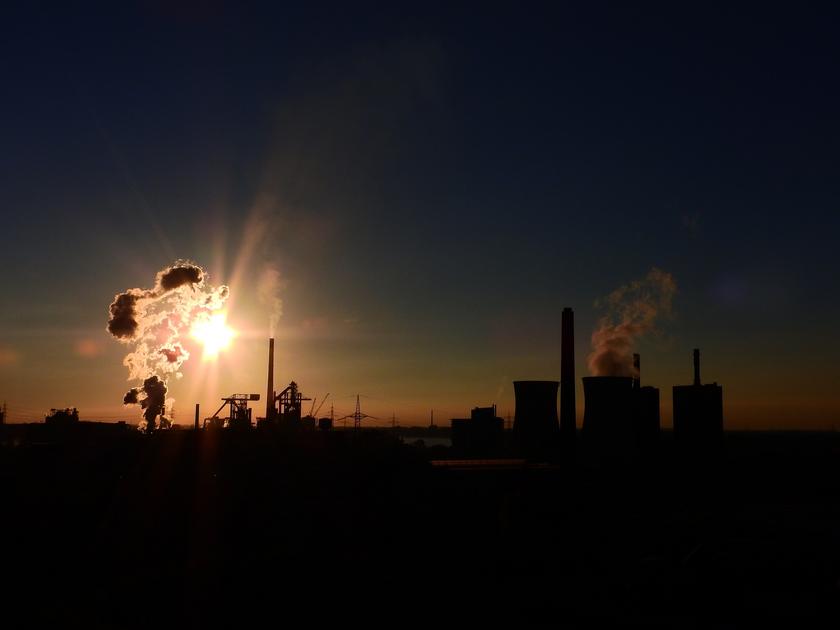 Industrie und Kohlekraftwerk in der Abendsonne