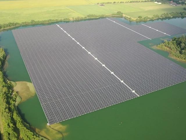 Schwimmender Solarpark auf einem See