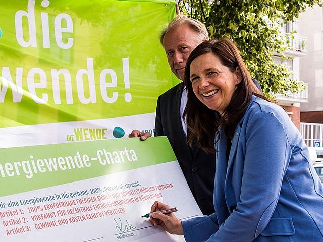 Schon ein bisschen länger her: Die Grünen beim Unterzeichnen der Energiewende-Charta für ein Bündnis mit mehr Bürgerenergie.(Foto: © BBEn)