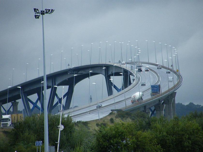 Große geschwungene Autobrücke