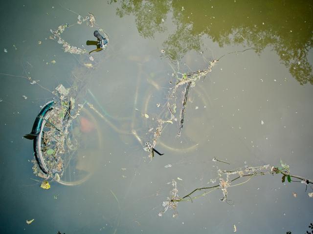 Fahrrad in einem Fluss unter der Wasseroberfläche sichtbar
