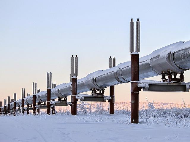 Erdgasleitung über Land mit Schnee bedeckt