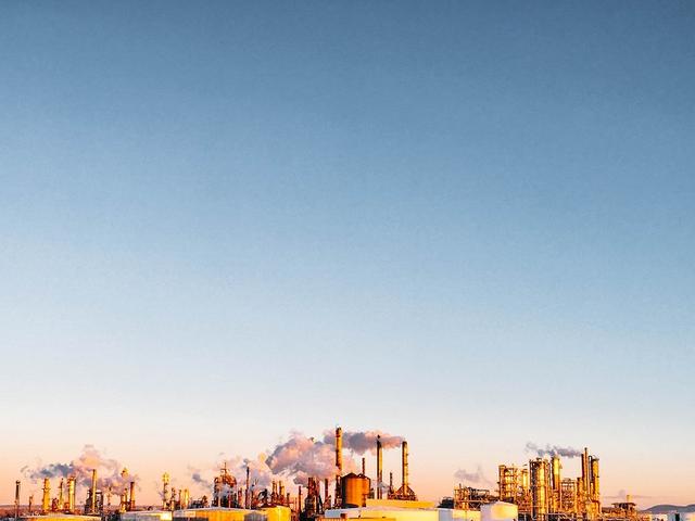 Ölraffinerien unter blauem Himmel