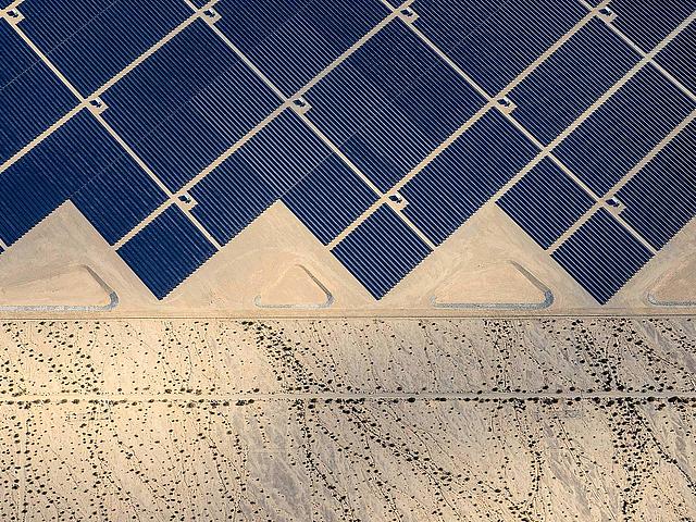 Die Solarfarm Desert Sunlight in der Colorado Desert Kalifornien. Die 2015 fertiggestellte Anlage ist Teil des weltweiten Wachstums Erneuerbarer Energien und versorgt 160.000 kalifornische Haushalte mit Strom. (Foto: <a href="https://flic.kr/p/rpv4bP" tar