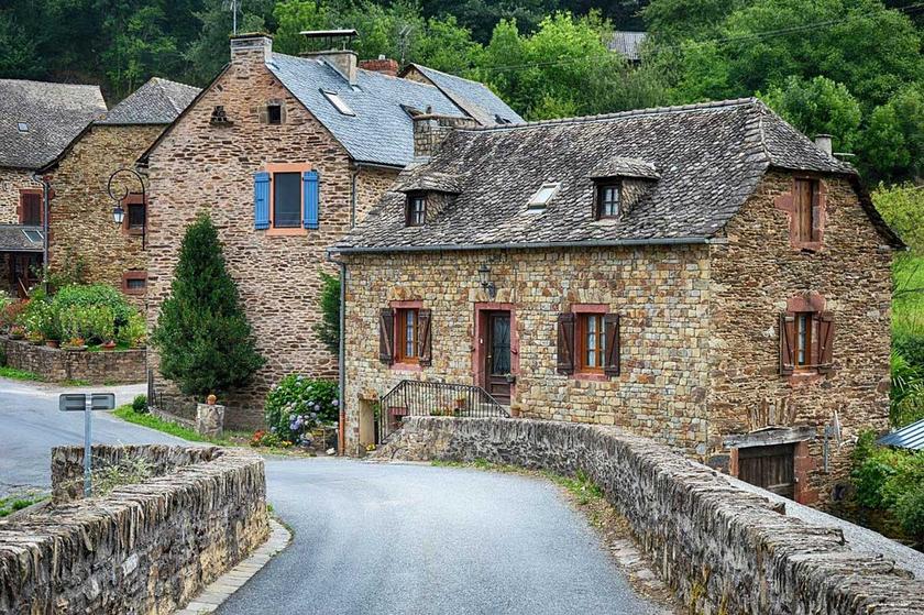 alte Wohnhäuser mit steinmaern in Frankreich