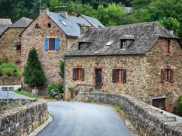 alte Wohnhäuser mit steinmaern in Frankreich