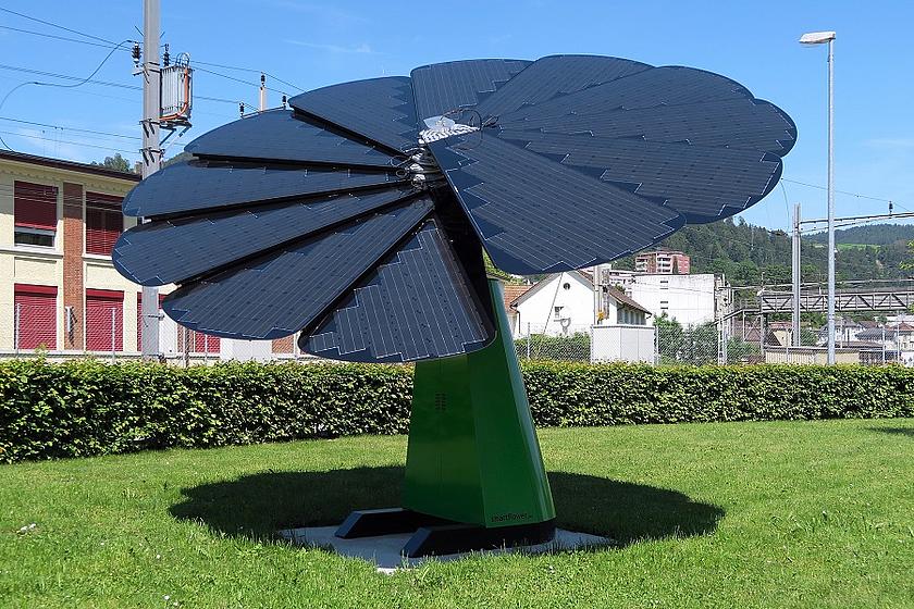 Eine kreative Form einer Photovoltaik-Anlage, die sich mit ihrem Winkel und ihrer Ausrichtung an dem Stand der Sonne orientiert. (Foto: <a href="https://www.flickr.com/photos/kecko/27328337270/" target="_blank">Kecko / flickr.com</a>, <a href="https://cre